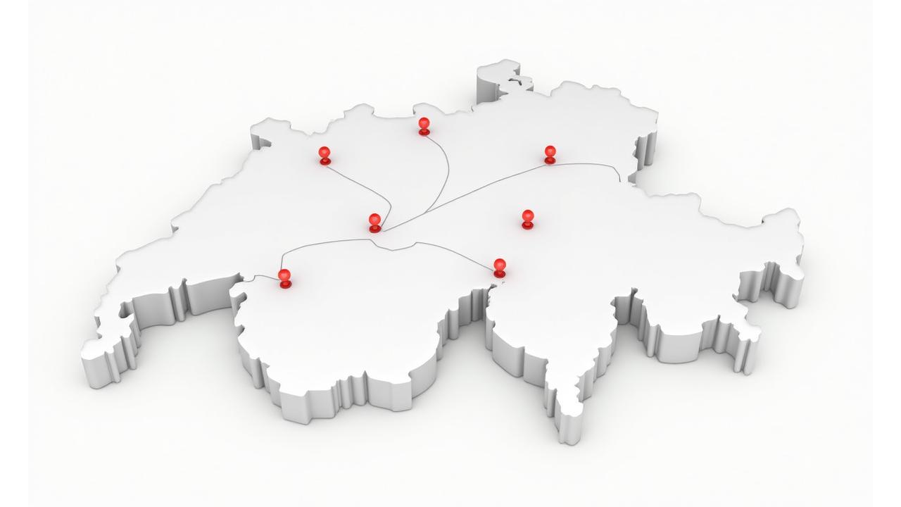 Interaktive Karte der Schweiz mit eingezeichneten Hauptverbindungsrouten zwischen Zürich, Genf, Basel, Bern und Lausanne.